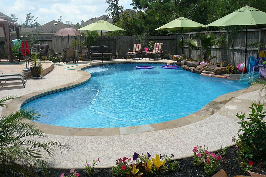 Straight vs. Curvy Pools: Which One is For You?