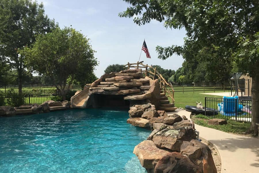 A Guide to Choosing the Right Aesthetic Features for a Custom Pool