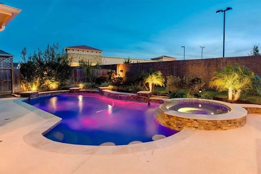 The Benefits of Using Custom Swimming Pool Builders
